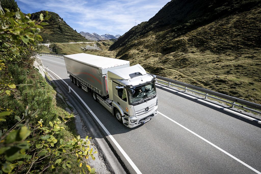 Elektrische Sattelzugmaschine im Höhenflug: 40-Tonner mit Stern überquert Arlbergpass in TirolElectric semitrailer tractor in the Alps: 40-tons eActros crosses the Arlberg Pass in Tyrol Mercedes-Benz eActros 300 Sattelzugmaschine in Tirol