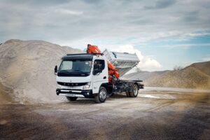 Daimler Truck-Tochter FUSO präsentiert auf der bauma 2022 den Next Generation eCanter mit Abrollkipper für die Baubranche