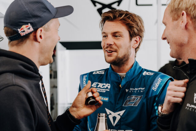 Adrien Tambay (m.) im Gespräch mit Teamchef und Fahrer Mattias Ekström (l.)