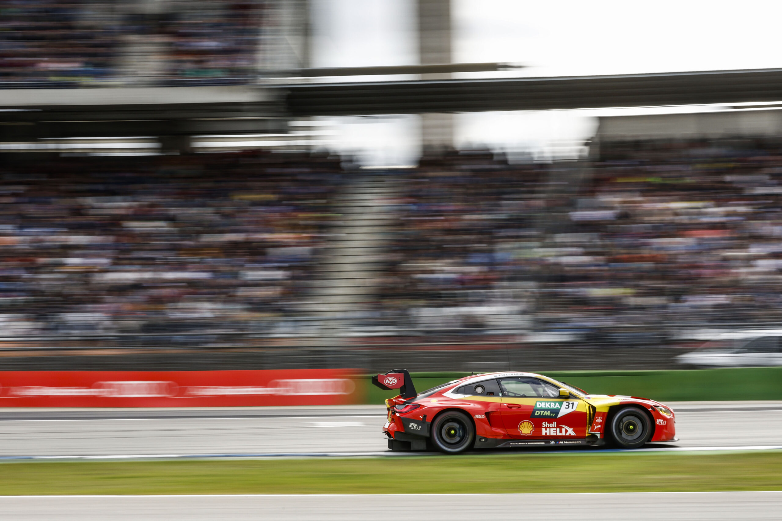 Startet am Sonntag als Tabellenführer ins 16. und letzte Saisonrennen der DTM: Sheldon van der Linde (RSA) im Schubert BMW © DTM