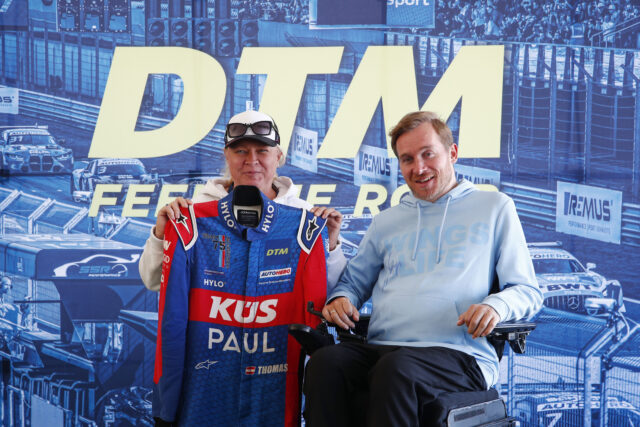 Zugunsten der Rückenmarksforschung: Wings for Life-Botschafter Samuel Koch (r) bei der Übergabe des Rennanzugs von Porsche-Werksfahrer Thomas Preining an die Gewinnerfamilie der letzten DTM-Auktion der Saison Zugunsten der Rückenmarksforschung: Wings for Life-Botschafter Samuel Koch (r) bei der Übergabe des Rennanzugs von Porsche-Werksfahrer Thomas Preining an die Gewinnerfamilie der letzten DTM-Auktion der Saison