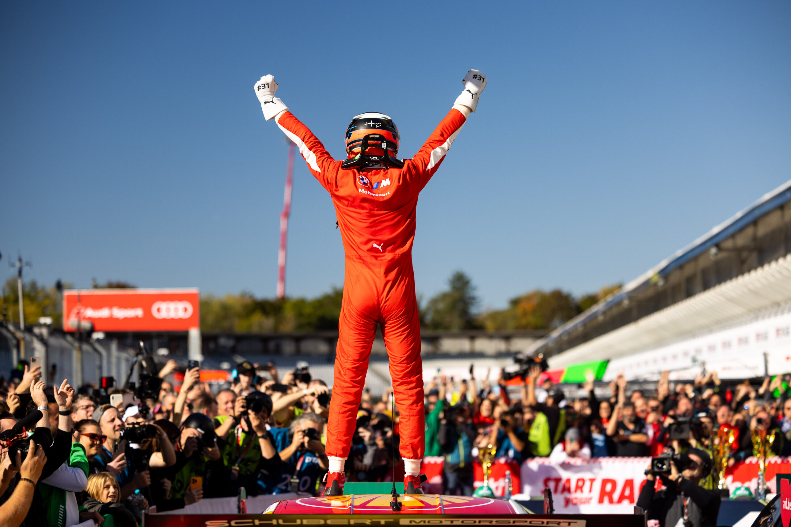 Am Ende einer mega spannenden Titel-Entscheidung in der 36. DTM-Saison: Sheldon van der Linde jubelt als Champion © DTM