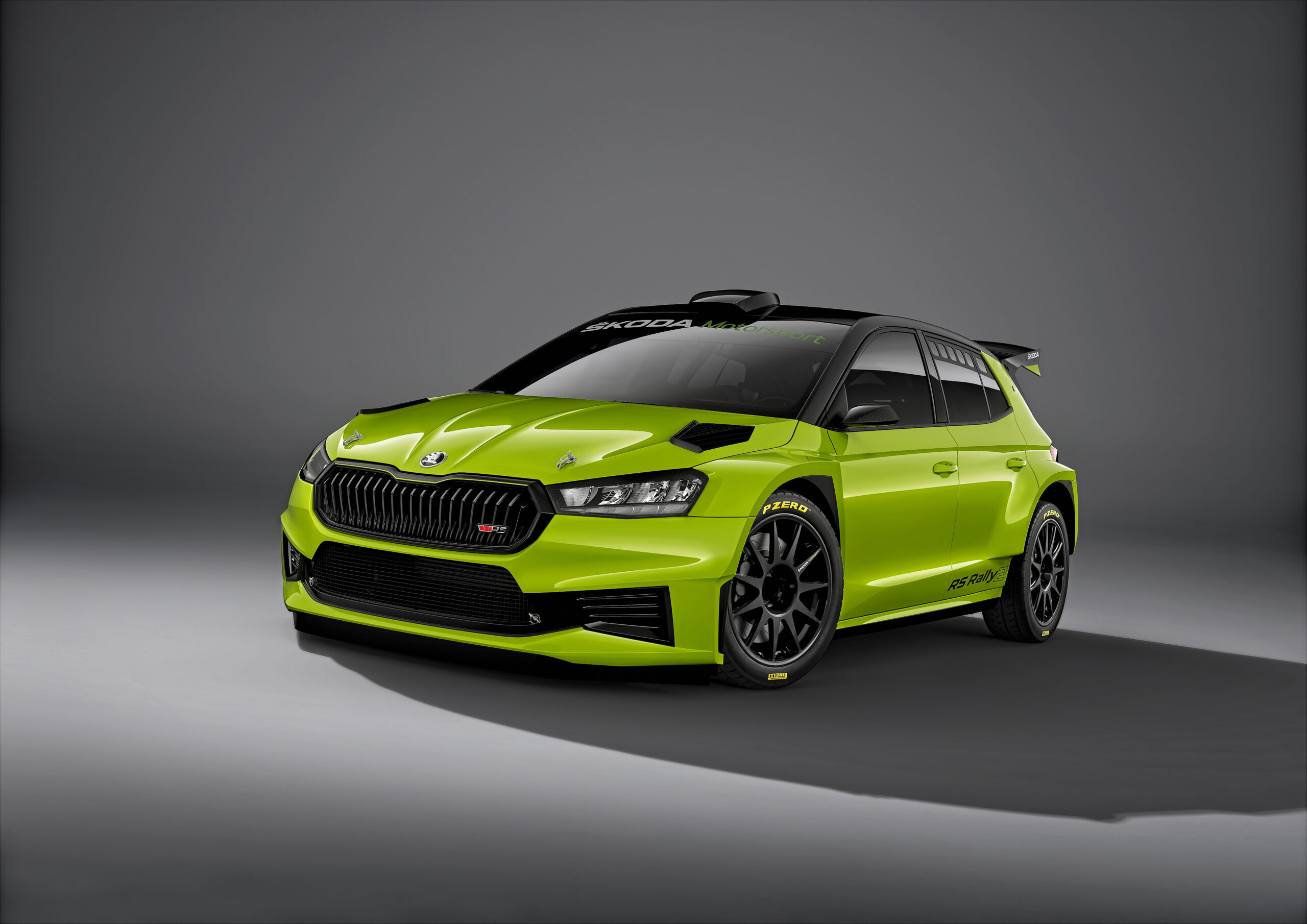 Mit dem FABIA RS Rally2 als jüngstem Mitglied der ŠKODA RS-Familie will der tschechische Automobilhersteller auf der Rennstrecke seine Erfolgsserie in der Rally2-Kategorie fortsetzen.