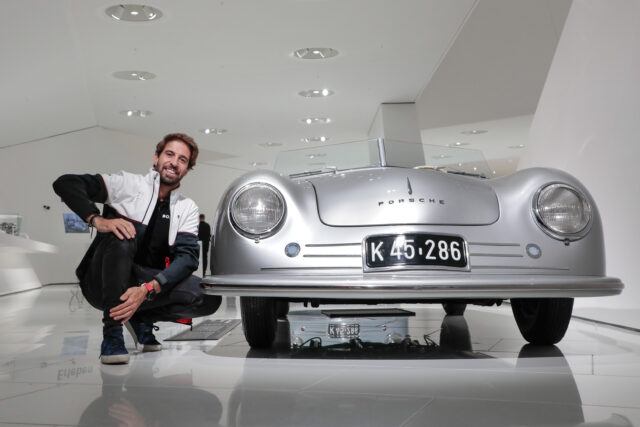 Porsche-Werksfahrer António Félix da Costa im Porsche-Museum