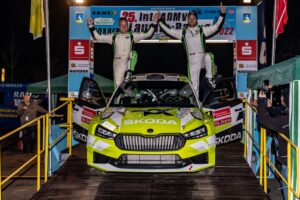 Die Norweger Andreas Mikkelsen (r.) und Beifahrer Torstein Eriksen feierten einen überzeugenden Sieg bei der Wettbewerbspremiere des ŠKODA FABIA RS Rally2.