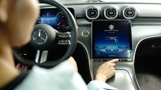 Weltpremiere von Mercedes pay+: Mercedes-Benz Mobility macht das Auto zum Zahlungsmittel