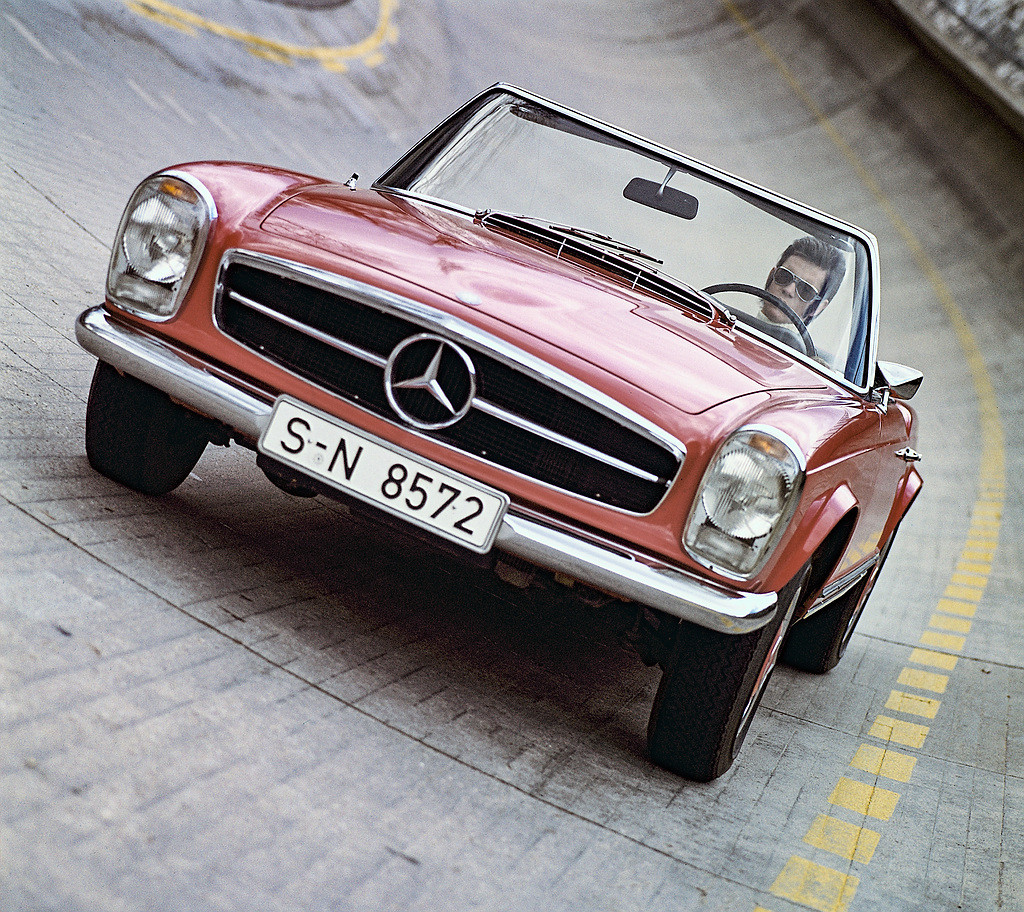 Mercedes-Benz 230 SL „Pagode“ (W 113). Fahraufnahme in der Steilkurve der Einfahrbahn des Mercedes-Benz Werks Untertürkheim.