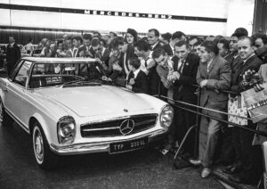 Mercedes-Benz 230 SL „Pagode“ (W 113). Präsentation auf der Internationalen Automobil-Ausstellung (IAA) in Frankfurt am Main vom 12. bis 22. September 1963.