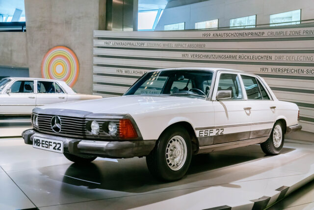 Mercedes-Benz Museum. Raum Mythos 5: Vordenker – Sicherheit und Umwelt. Mercedes-Benz Experimentier-Sicherheits-Fahrzeug ESF 22 aus dem Jahr 1973.