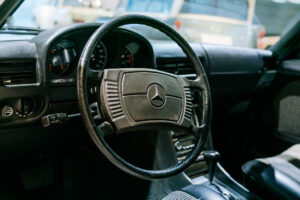 Mercedes-Benz Museum. Raum Mythos 5: Vordenker – Sicherheit und Umwelt. Mercedes-Benz Experimentier-Sicherheits-Fahrzeug ESF 22 aus dem Jahr 1973. Interieuraufnahme.