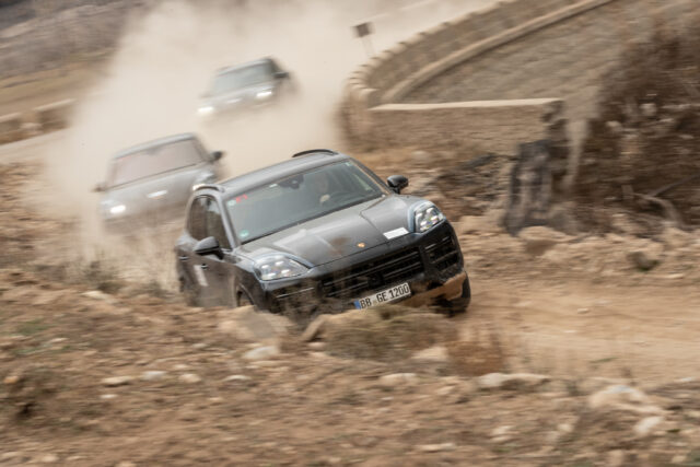 Die Produktsubstanz der dritten Generation des Porsche Cayenne wird aktuell umfassend aufgewertet. Das Foto zeigt das SUV bei einer Erprobungsfahrt. Weltpremiere ist im Frühjahr 2023. Seit 2017 wird der Cayenne komplett bei Volkswagen Slovakia in Bratislava gefertigt. Jetzt hat Porsche entschieden, auch die vierte Generation des SUV in Bratislava zu produzieren. Diese soll in der zweiten Hälfte des Jahrzehnts auf den Markt kommen und über einen reinen Elektroantrieb verfügen. Die Produktsubstanz der dritten Generation des Porsche Cayenne wird aktuell umfassend aufgewertet. Das Foto zeigt das SUV bei einer Erprobungsfahrt. Weltpremiere ist im Frühjahr 2023. Seit 2017 wird der Cayenne komplett bei Volkswagen Slovakia in Bratislava gefertigt. Jetzt hat Porsche entschieden, auch die vierte Generation des SUV in Bratislava zu produzieren. Diese soll in der zweiten Hälfte des Jahrzehnts auf den Markt kommen und über einen reinen Elektroantrieb verfügen.