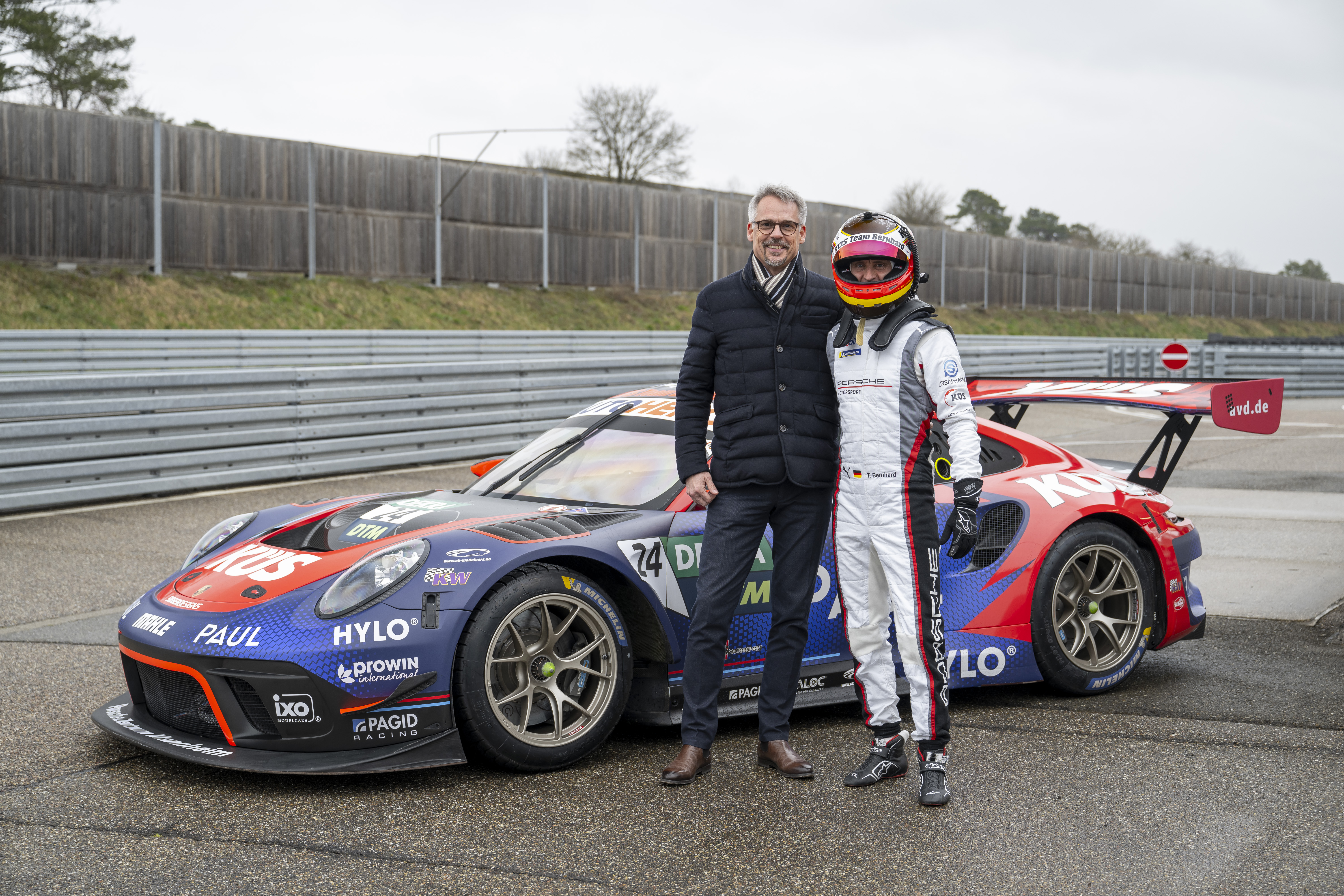 Thomas Laudenbach, Leiter Porsche Motorsport (links), hat den Rollout des ersten DTM-Siegers auf der hauseigenen Teststrecke des Entwicklungszentrums in Weissach begleitet. Im dritten Teil der Filmdokumentation erinnert er sich an den Erfolg am Norisring zurück. Die ersten Runden absolvierte Timo Bernhard persönlich.