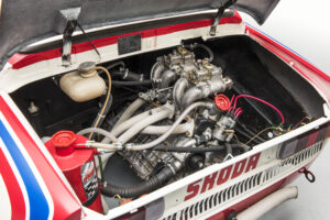 Der ausgestellte Vierzylinder-Rennmotor des legendären Škoda 130 RS wird auf der Techno Classica mehrmals täglich gestartet. Die Messebesucher dürfen sich dann auf eine mitreißende Sound-Symphonie aus Gasstößen freuen.