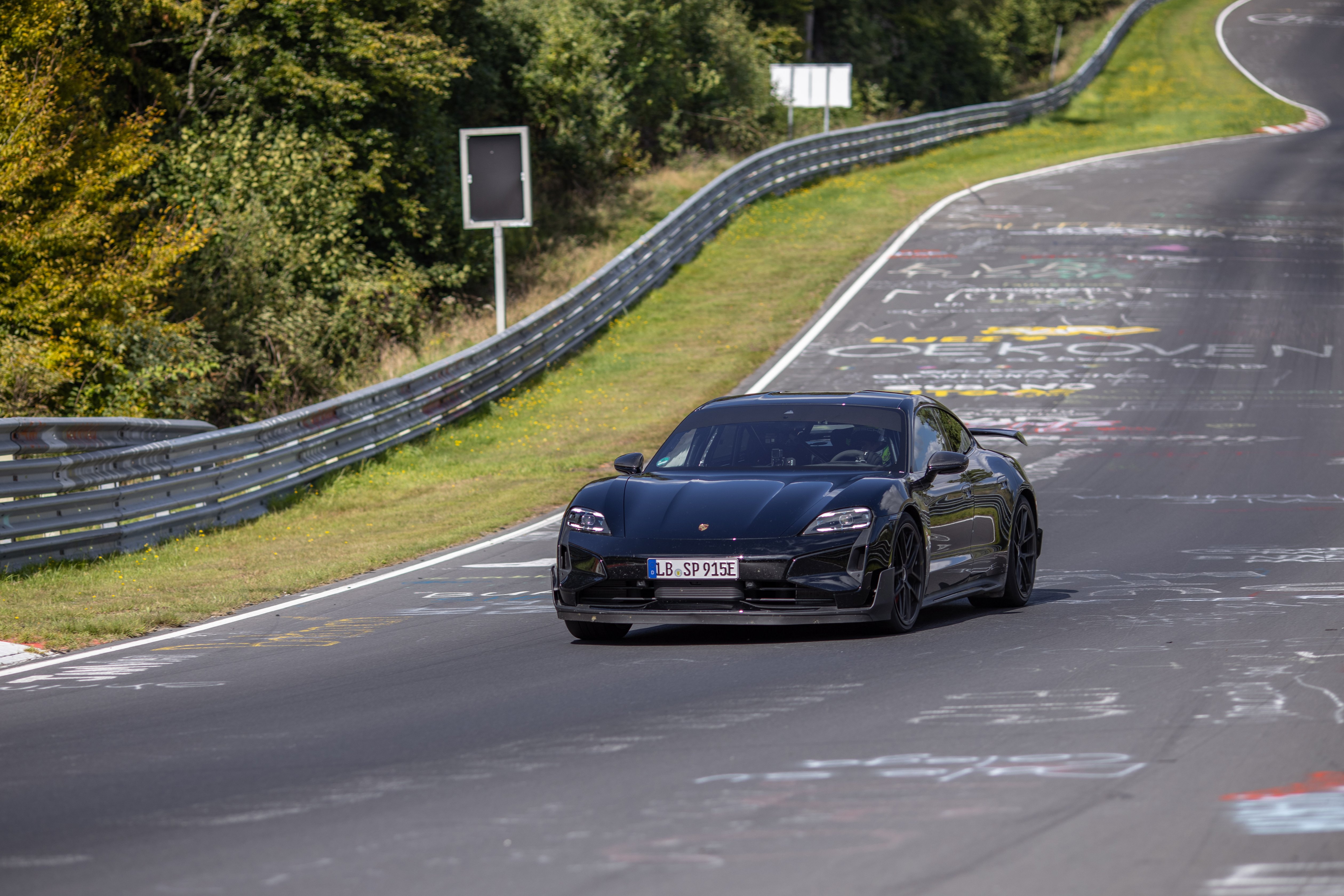 Taycan Vorserienauto auf dem Nürburgring