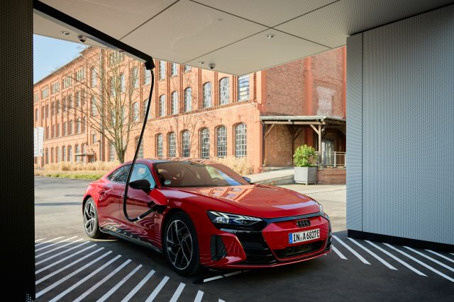 Audi charging hub Frankfurt Leichtgängige Schwenkarme helfen bei der Nutzung