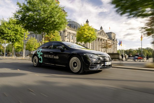Mit einem Vorausfahrer kann DRIVE PILOT auf der rechten Spur die Fahraufgabe auf deutschen Autobahnen bis zu 95 km/h übernehmen. Mit einem Vorausfahrer kann DRIVE PILOT auf der rechten Spur die Fahraufgabe auf deutschen Autobahnen bis zu 95 km/h übernehmen.