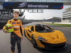 Lando Norris fährt in einem lebensgroßen LEGO Technic McLaren P1 auf Silverstone Circuit Lando Norris bestreitet den Silverstone Circuit in einem lebensgroßen LEGO Technic McLaren P1