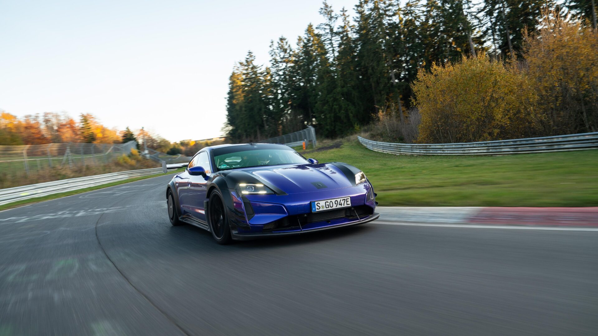 Taycan Turbo GT mit Manthey Kit Neue Nordschleifen Bestzeit für Serien-Elektrofahrzeuge Taycan Turbo GT mit Manthey Kit fährt neuen Rekord