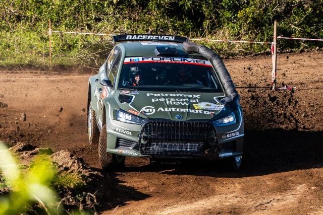 abrizio Zaldívar aus Paraguay und sein italienischer Beifahrer Marcelo Der Ohannesian (RaceSeven Škoda Fabia RS Rally2) starteten mit einem dritten Platz in der WRC2 bei der Safari-Rallye Kenia (im Bild) in die Saison 2026.