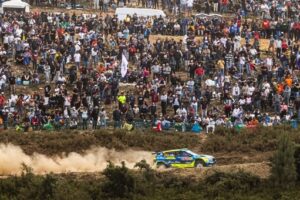 Zehntausende Fans strömten an die Strecken, um die Teilnehmer wie Roberto Daprà und Luca Guglielmetti (Škoda Fabia RS Rally2 vom Delta Rally Team) anzufeuern.