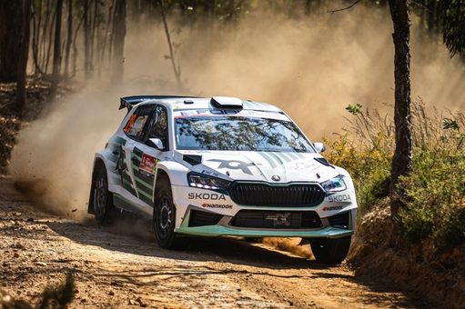 Skada Fabia RS Rallye 2 bei der Rallye Portugal Trotz eines frühen Reifenschadens belegten Andreas Mikkelsen, WRC2-Weltmeister 2021 und 2023, und sein Beifahrer Jørn Listerud aus Norwegen (Škoda Fabia RS Rally2 des Teams Toksport WRT) den dritten Platz in der WRC2.