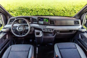 Cockpit des neuen Nissan Interstar-e mit Eifelland Ausbau