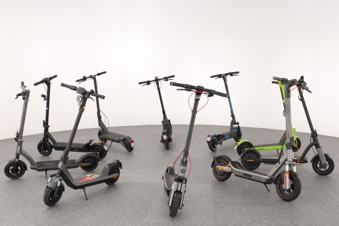 Zehn aktuelle E-Scooter wurden untersucht