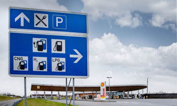 Tanken an einer Autobahntankstelle kostet wesentlich mehr Tanken an einer Autobahntankstelle kostet wesentlich mehr