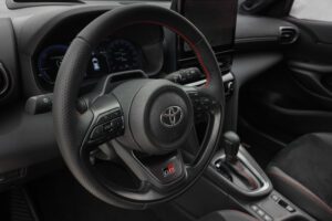 Toyota Yaris Cross Facelift 2026 - Lederlenkrad mit roter Naht