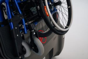 ami[for]all - Bei Fahrten zu zweit lässt sich der Rollstuhl auf einem Aluminium-Heckträger am Fahrzeugheck befestigen.