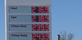 Spritpreise im Sinkflug-Stopp: Rohöl-Rallye und Rhein-Niedrigwasser belasten Autofahrer Benzinpreis steigt oder fällt er