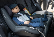 Lebensgefahr im Sommer: Wie zuverlässig schützen Notfall-Warnsysteme Kinder im Auto? Für die Studie wurden spezielle Dummies verwendet, die Bewegungen nachahmen können.