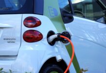 Versteckte Kosten beim E-Auto: Warum das Laden an der Steckdose reines Geldverbrennen ist E- Auto wird aufgeladen