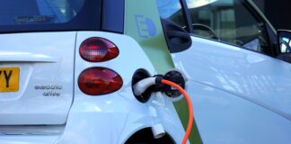 Versteckte Kosten beim E-Auto: Warum das Laden an der Steckdose reines Geldverbrennen ist E- Auto wird aufgeladen