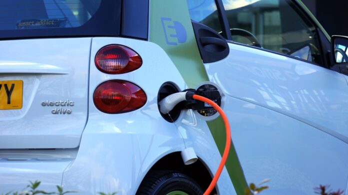 E- Auto wird aufgeladen E- Auto wird aufgeladen