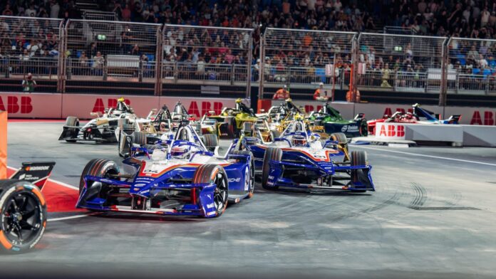 Formel E London Pascal Wehrlein ist Formel E Weltmeister Porsche 99X Electric (#94, #51), Pascal Wehrlein, Nico Müller beim London E-Prix