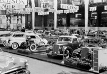 Mercedes Benz feiert Jubiläen: Vom frühen Lifestyle-Kombi bis zum Leichtflugzeugbau Mercedes-Benz 300 S Cabriolet (W 188), links neben dem Fahrgestell. Foto vom Pariser Autosalon 1951