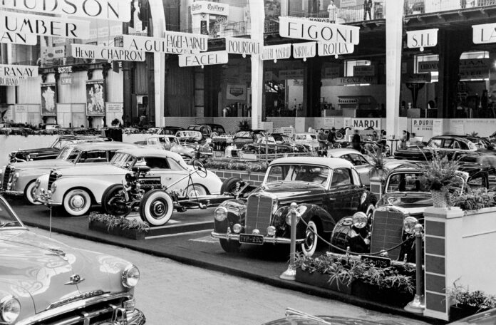 Mecedes Benz auf dem Pariser Autosalon 1951 Mercedes-Benz 300 S Cabriolet (W 188), links neben dem Fahrgestell. Foto vom Pariser Autosalon 1951