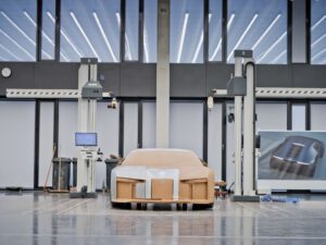Im Audi Design wird ein Full-Scale-Clay-Modell für die weitere Fahrzeugentwicklung vermessen und verfeinert.