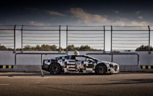 Gabriel Bortoleto, Fahrer Audi Revolut F1 Team, erprobt den Audi Nuvolari auf dem Hochgeschwindigkeitskurs im Nardò Technical Center