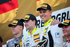  Denny Berndt und Lachlan Robinson (beide Mitte) führen die Tabelle an ADAC GT4 Germany 