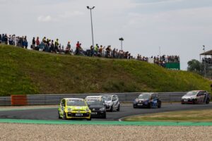 Titelkampf im ADAC Tourenwagen Junior Cup spitzt sich zu