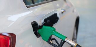 Spritpreise auf Rekordniveau: Benzin gibt leicht nach, Diesel stagniert trotz fallender Ölpreise Auto tanken