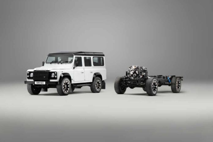Offizielles V8 Upgrade für ältere Defender Klassischer Land Rover Defender 90 beim V8-Umbau in den Werkshallen von Land Rover Classic.