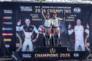 Skoda Fabia RS Rally2-Piloten Teemu Suninen und Beifahrer Antti Haapala sind die ersten finnischen FIA Rallye-Europameister seit zwölf Jahren