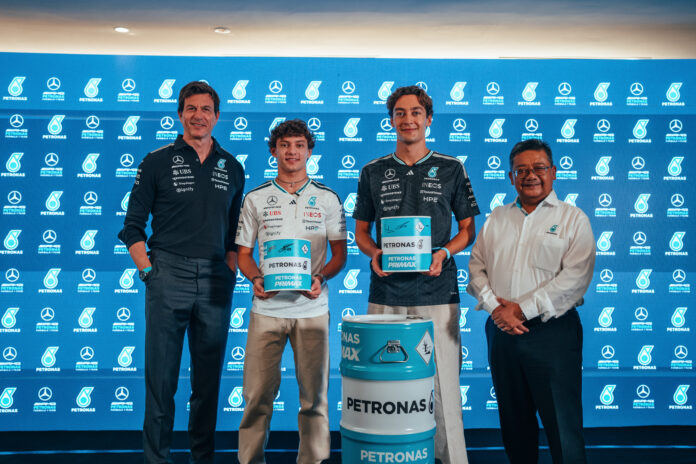 Das Team feiert gemeinsam mit PETRONAS die Rückkehr der F1 nach MalaysiaTeam Celebrates with PETRONAS as F1 Returns to Malaysia Mercedes-AMG PETRONAS F1 Team hat den Hauptsitz seines Titel- und Technikpartners besucht