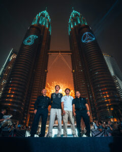 Den feierlichen Abschluss des Tages bildete eine spektakuläre Lichtshow an den Twin Towers
