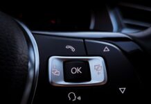 Das Auto mit der Stimme steuern: Was taugen Sprachassistenten im Test? Sprachsteuerung im Auto