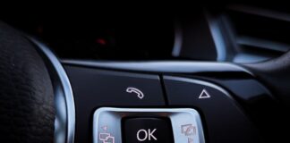 Das Auto mit der Stimme steuern: Was taugen Sprachassistenten im Test? Sprachsteuerung im Auto